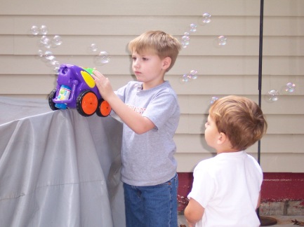 Bubbles - the bubble car entertains